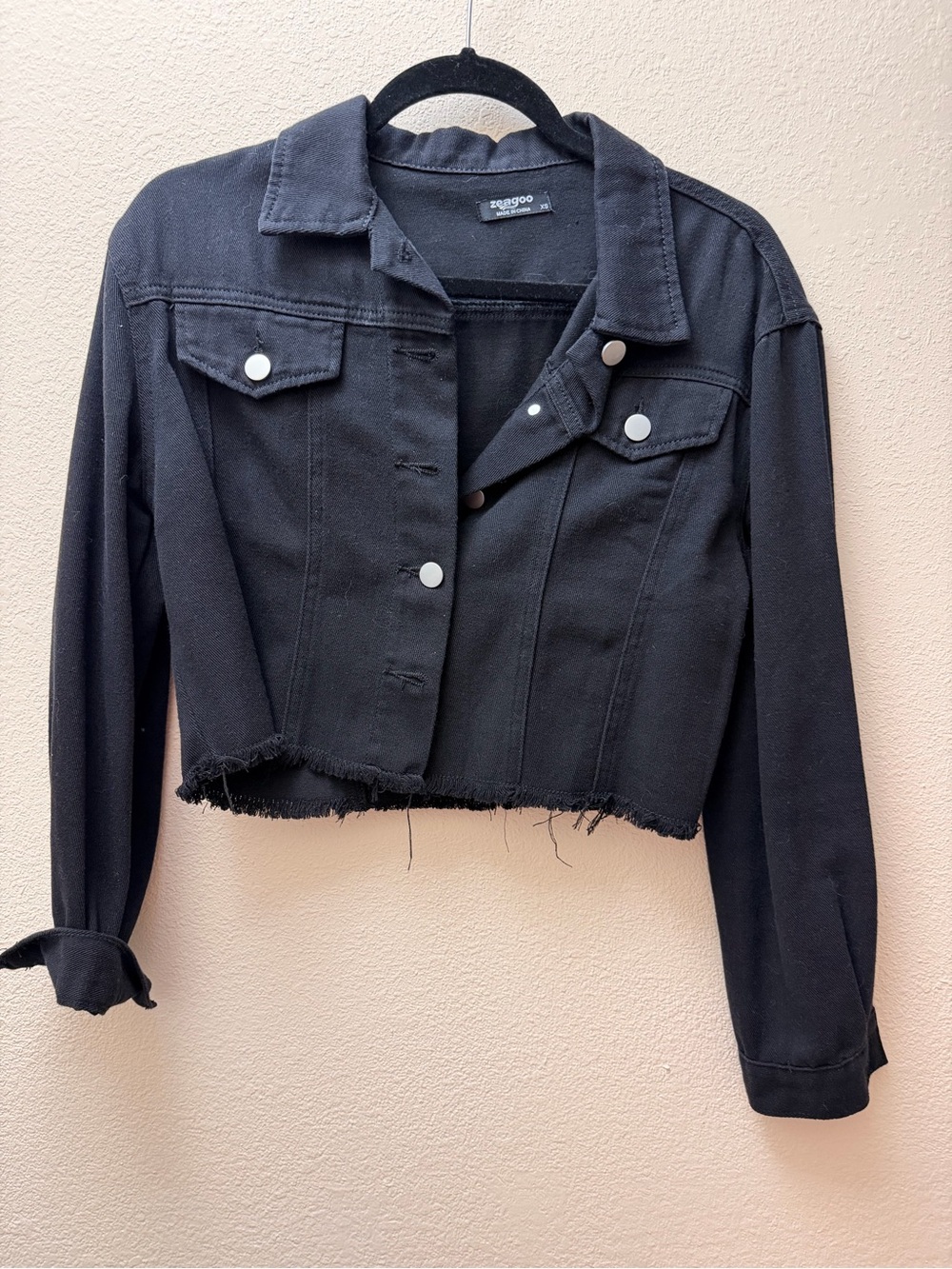 zeagoo Black Cropped Denim Jacket with Frayed Hem